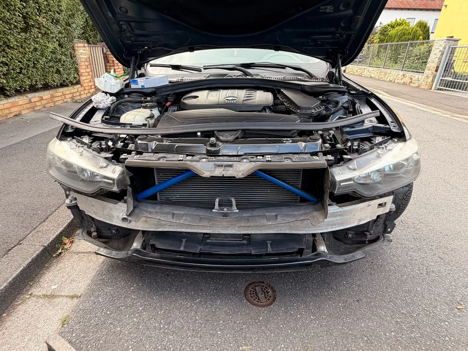 Offene Motorhaube, Frontverkleidung fehlt, Kühler und Scheinwerfer sind sichtbar