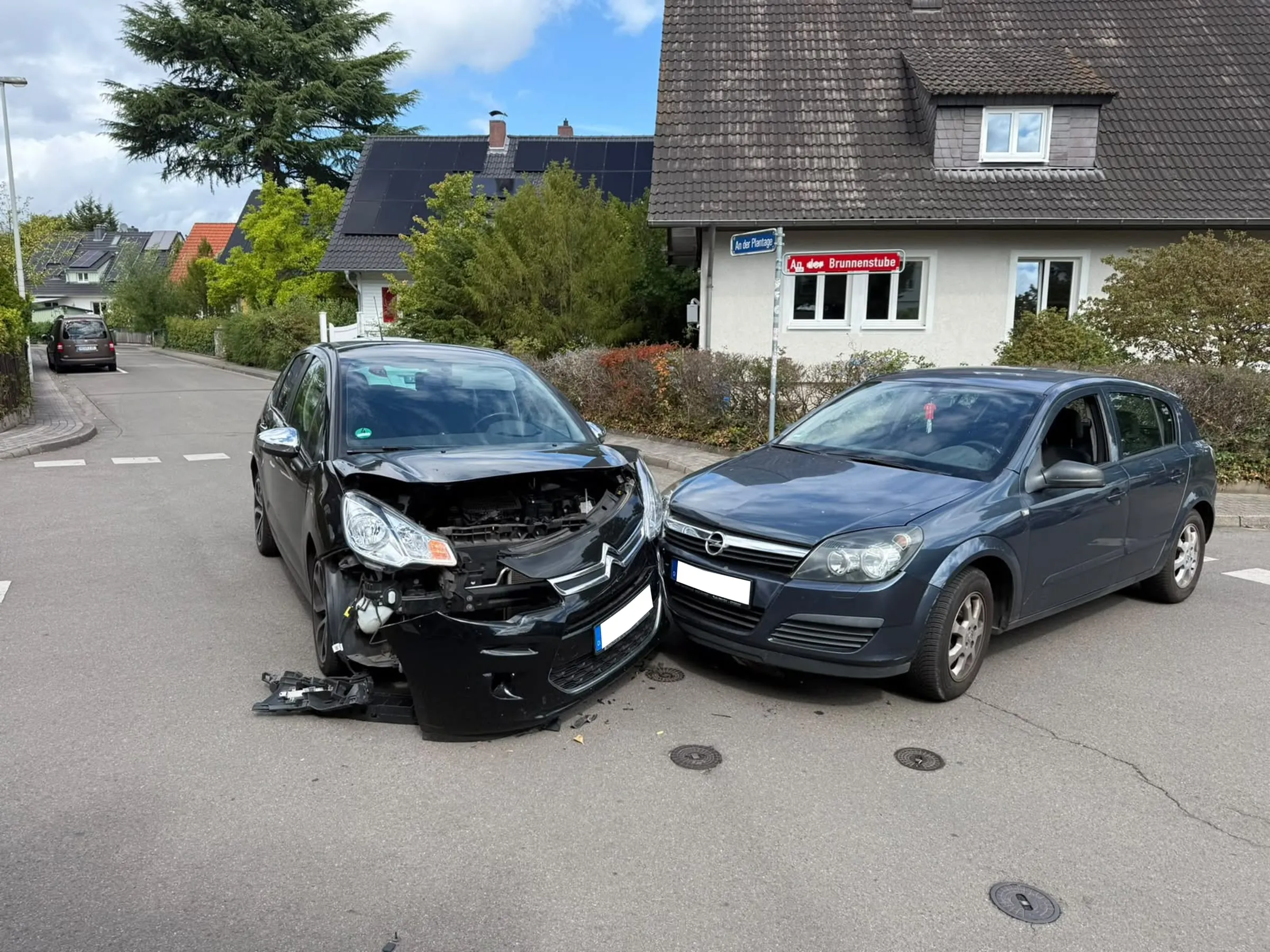 Zwei beschädigte Autos nach einem Zusammenstoß an einer Straßenecke im Wohngebiet